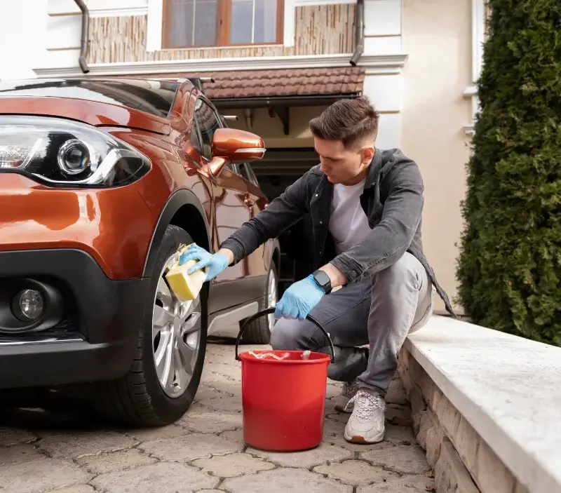 Lavage auto à domicile Glandon : professionnel intervenant sur un véhicule